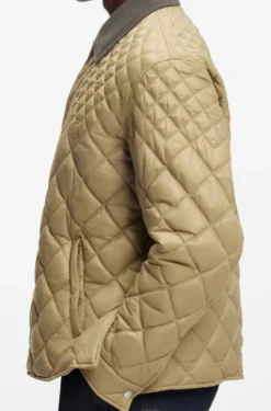 Wasserabweisende Jacke mit verschiedenen Absteppungen