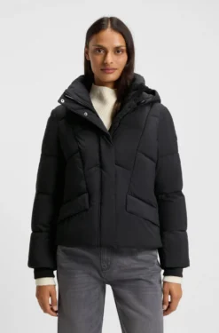 Wattierte Jacke mit Kapuze und Paspeln