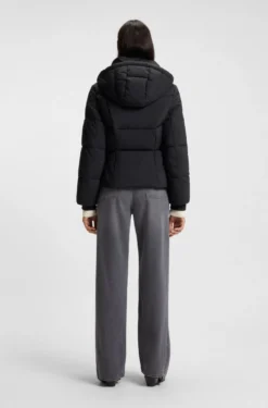 Wattierte Jacke mit Kapuze und Paspeln