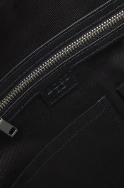 Weekender aus genarbtem Leder mit Logo-Prägung