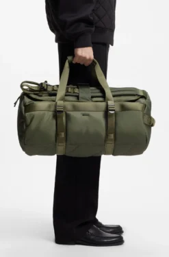 Weekender mit Rucksackriemen und Logo-Schriftzug