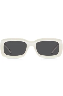Weiße Sonnenbrille mit Stack-Logo an den Bügeln